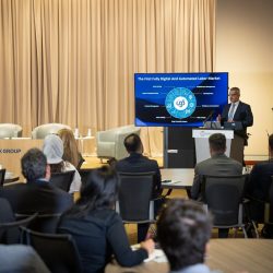 رئيس بلدية محايل عضوا في نادي محايل