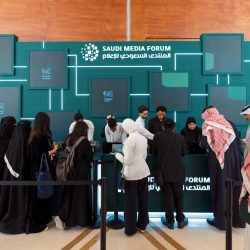 استشاري جراحة عظام أطفال يفند اعتقادات خاطئة ويحذر من مشايات ومهاد الأطفال