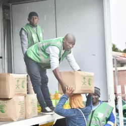 مركز الملك سلمان للإغاثة يوزّع 500 سلة غذائية في منطقة أكتونفيل بجمهورية جنوب أفريقيا