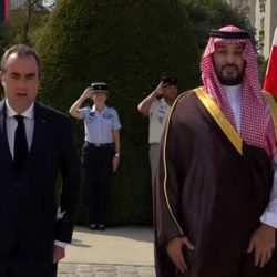 سمو ولي العهد يصل إلى قصر الإليزيه في العاصمة باريس وفي مقدمة مستقبليه فخامة رئيس الجمهورية الفرنسية.