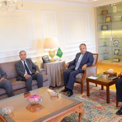 الياقوت يهدي متحف ناصر بن محمد جداريّة توثّق مآثر الشيخ عيسى بن راشد في المنطقة الشرقية
