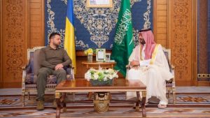 سمو ولي العهد وزيلينسكي يبحثان التطورات الإقليمية والدولية