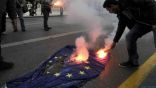 بالفيديو .. إيطاليون يحرقون علم الاتحاد الأوروبي بسبب كورونا
