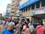 المودعون اللبنانيون يُطلقون «حرب استعادة مدخراتهم».. اقتحام أكثر من 10 مصارف واستنفار أمني