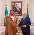 سمو ولي العهد يجتمع مع رئيس الجمهورية الجزائرية