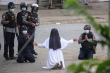 راهبة تركع أمام شرطة ميانمار أملا في وقف العنف