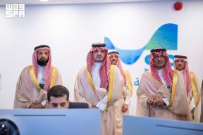 الأمير عبدالعزيز بن سعود وزير الداخلية رئيس لجنة الحج العليا يزور مركز عمليات الحج للشركة السعودية للطاقة بمنى