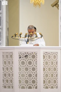 الشيخ علي الحذيفي في خطبة عرفة: الحج فريضة تتجلى فيها مظاهر التعارف والتآلف والتعاون والتكافل بين أهل الإسلام