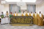نيابةً عن خادم الحرمين الشريفين.. نائب أمير منطقة مكة المكرمة يُسلّم كسوة الكعبة المشرفة لسدنة بيت الله الحرام