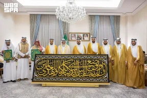 نيابةً عن خادم الحرمين الشريفين.. نائب أمير منطقة مكة المكرمة يُسلّم كسوة الكعبة المشرفة لسدنة بيت الله الحرام