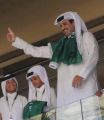 #شاهد .. أمير #قطر الشيخ #تميم_بن_حمد يحيي #المنتخب_السعودي