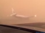 مطار جدة يوضح حقيقة فيديو هبوط الطائرة خارج المطار