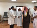 العتيبي في زيارة تفقدية لمستشفى المخواة العام