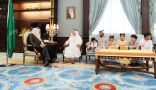 أمير منطقة الباحة يستقبل والد وأشقاء وأبناء الشهيد الزهراني