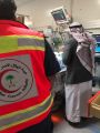 مدير الهلال الأحمر بالباحة يطمئن على أحد موظفي الفرع بالمستشفى