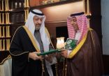 أمير الباحة يتسلم تقريراً عن أعمال ومنجزات مجلس بلدي المندق