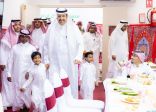 أمير منطقة الباحة يشارك أبناءه من نزلاء التأهيل الشامل ودور الإيواء إفطار رمضان 