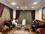 سفير سلطنة عمان لدى جمهورية مصر العربية والمندوب الدائم لدى جامعة الدول العربية يستقبل  وفد لجنة الميثاق العربي لحقوق الإنسان هناء السيد    استقبل  السفير/ عبد الله بن ناصر الرحبي سفير سلطنة عمان لدى جمهورية مصر العربية والمندوب الدائم لدى جامعة الدول العربية وفد لجنة الميثاق العربي لحقوق الإنسان يضم المستشار/ جابر المري رئيس اللجنة والدكتورة/ رضا مراد عضوة اللجنة وأعضاء الأمانة الفنية للجنة. أتى اللقاء في ضوء استلام لجنة الميثاق للتقرير الأول لسلطنة عمان مطلع الشهر الجاري، وتطرق النقاش لما تضمنه التقرير من تدابير اتخذتها سلطنة عمان من لإعمال الحقوق والحريات المنصوص عليها في الميثاق وبيان التقدم المحرز للتمتع بها، وكذلك الجوانب الإجرائية اللاحقة على تقديم التقرير والتي تشمل قائمة المسائل المسبقة وتحديد موعد المناقشة حتى إصدار اللجنة لملاحظاتها وتوصياتها الختامية على التقرير.