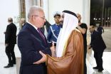رئيس المجلس الشعبي الوطني الجزائري يستقبل رئيس البرلمان العربي لدى وصوله الجزائر