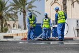 الظهران ترفع شعار النظافة المستدامة بحملة شاملة لغسيل وتعقيم المرافق  ‏الظهران – مريم الأحمد  تواصل بلدية مدينة الظهران جهودها في تحسين المشهد الحضري وتعزيز مستوى النظافة العامة، حيث أطلقت حملة ميدانية مكثفة شملت تنظيف وغسيل المرافق العامة، بما في ذلك الحدائق والميادين والساحات، إلى جانب أعمال النظافة الدورية في الشوارع الرئيسية والفرعية.  وأوضح رئيس بلدية الظهران المهندس فيصل بن عبدالهادي القحطاني أن الحملة تضمنت استخدام معدات متخصصة لغسيل الأرصفة وألعاب الحدائق والمقاعد، مع إزالة المخلفات وتنظيف وتعقيم حاويات النفايات، بما يسهم في توفير بيئة صحية وآمنة.  وأكد القحطاني أن هذه الحملة جزء من الخطة الدورية للحفاظ على نظافة المدينة والارتقاء بجودة الحياة، مشدداً على أهمية تعاون المجتمع في صون المرافق العامة والالتزام بوضع النفايات في الأماكن المخصصة لها.  وأشار إلى أن الحملة تحمل رسالة واضحة مفادها أن النظافة ليست عملاً موسمياً، بل ثقافة وهوية حضرية تعكس أسلوب حياة سكان المدينة.  ودعت البلدية المواطنين إلى الإبلاغ عن أي ملاحظات تتعلق بالنظافة عبر قنواتها الرسمية، مؤكدة استمرار تنفيذ الحملات على مدار العام.