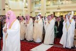 أمير منطقة تبوك يؤدي صلاة عيد الفطر المبارك مع جموع المصلين 