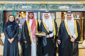 أمير المنطقة الشرقية يستقبل خريجي وخريجات الدفعة الأولى من طلاب جامعة اليمامة في المنطقة الشرقية