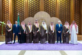 سمو أمير المنطقة الشرقية يستقبل منسوبي مركز اليونسكو الإقليمي للجودة والتميز في التعليم