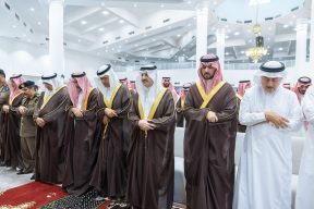سمو أمير المنطقة الشرقية يؤدي صلاة الميت بمدينة الدمام على الشهداء في حادث سقوط المروحية
