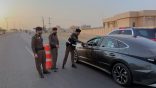 تزامنًا مع انطلاقة العام الدراسي .. أمن الطرق بالمخواة يوزع باقات الوردود على السائقين في مركز ناوان