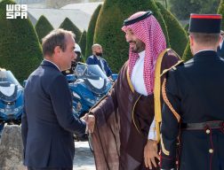 وسط مراسم استقبال رسمية.. سمو ولي العهد يصل إلى قصر الإنفاليد في العاصمة الفرنسية باريس