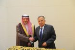 نبيل فهمي يتسلم قطعة من كسوة الكعبة المشرفة…هديةً من المملكة العربية السعودية للجامعة العربية