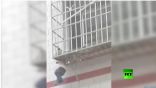لحظة إنقاذ طفل علق عنقه بين قضبان “بلكون”