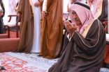 الأميران أحمد ومقرن بن عبدالعزيز يؤديان صلاة الميت على الأمير منصور بن مقرن ومرافقيه