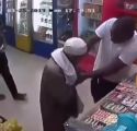 مواطن اعتدي على رجل كبير في السن وسرق نقوده بالقوة والشرطة تلقي القبض عليه خلال ساعة