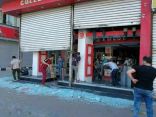 بالصور… تدمير واجهات المحلات خلال الاشتبكات والتفجيرات التي استهدفت البنك الاهلي م وسط مدينة العريش .
