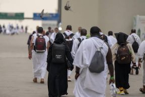 حجاج بيت الله الحرام يتوافدون إلى مشعر منى لقضاء يوم التروية