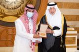 أمير منطقة مكة المكرمة يكرم رجل امن ولاعب ومواطن