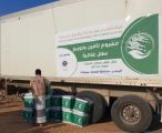 مركز الملك سلمان للإغاثة يوزع 100 سلة غذائية في مديرية سيحوت بالمهرة