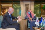سمو وزير الرياضة يجتمع برئيس الاتحاد الدولي لكرة القدم “فيفا”