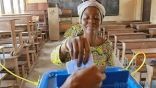 الناخبون في زيمبابوي يدلون بأصواتهم في الانتخابات الرئاسية